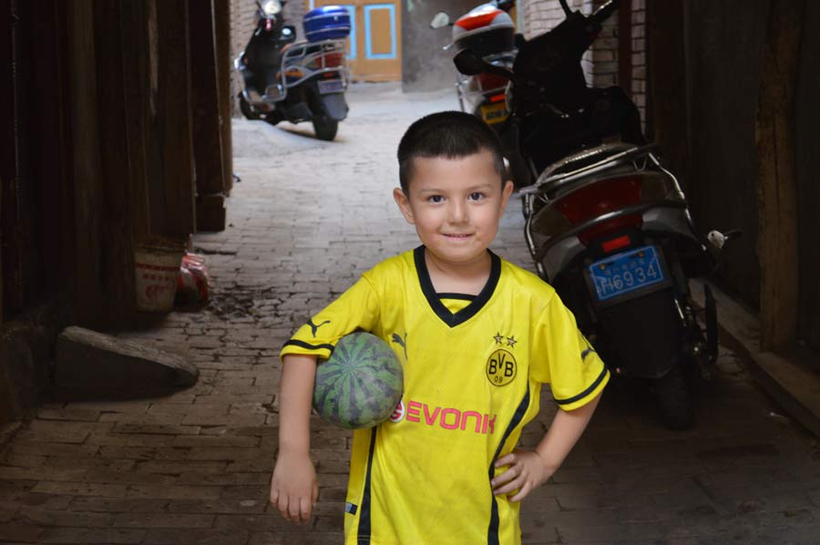 Young people try to revive traditional Kashgar pottery-making