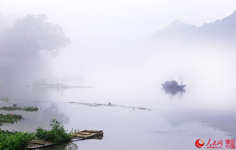 Xin'an River shrouded in mist before dawn