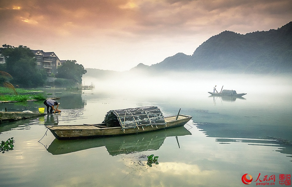 Xin'an River shrouded in mist before dawn