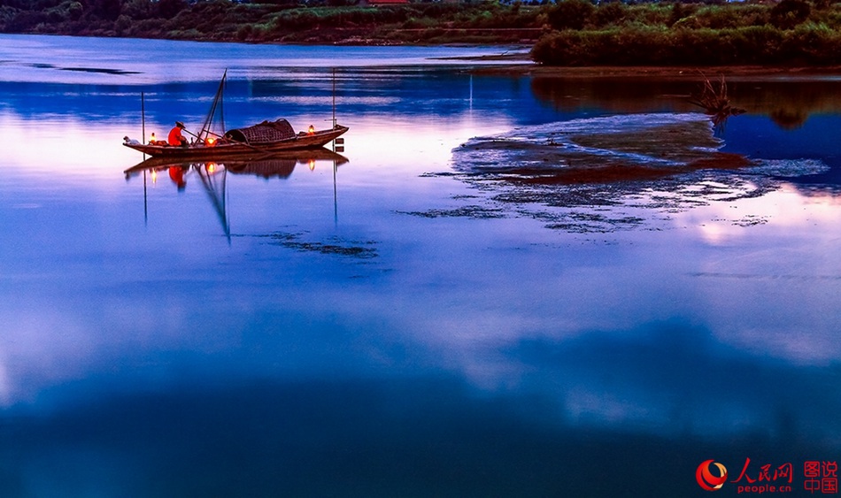 Xin'an River shrouded in mist before dawn