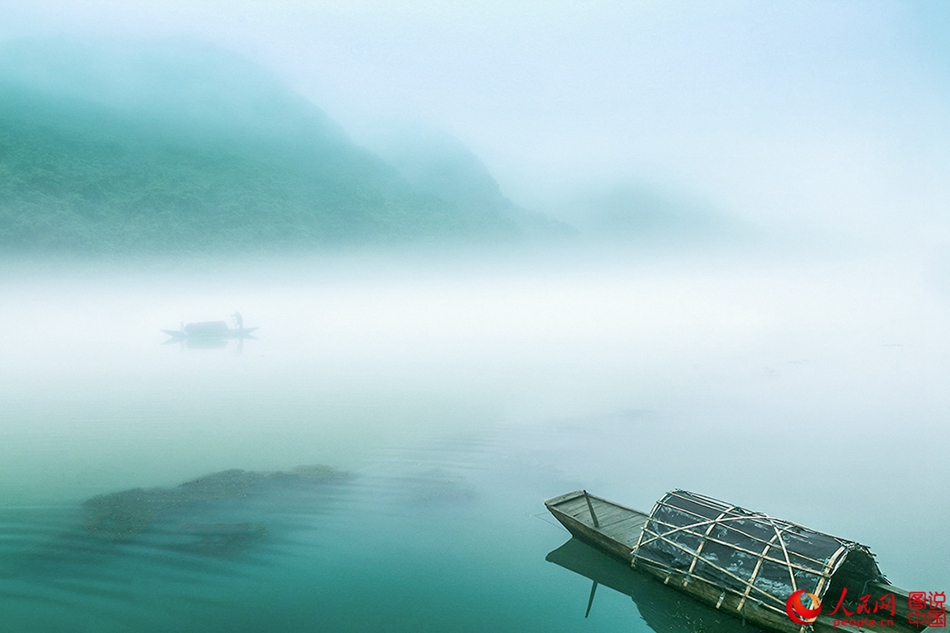 Xin'an River shrouded in mist before dawn