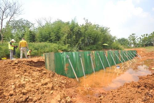 Engineer in Wuhan builds flood prevention wall