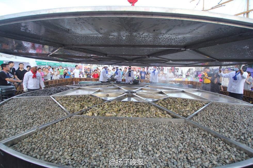 Two tons of seafood cooked in gigantic pot  in east China's Qingdao