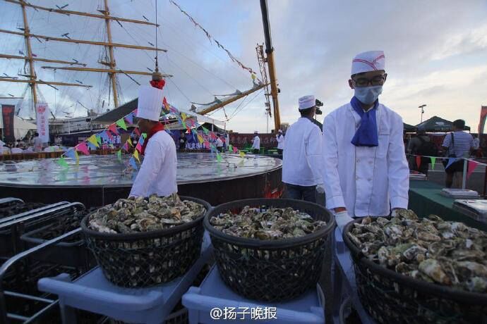 Two tons of seafood cooked in gigantic pot  in east China's Qingdao