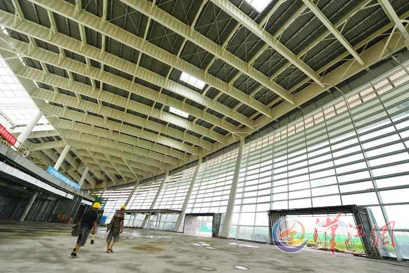 The new terminal of Xiangyang Airport is being decorated