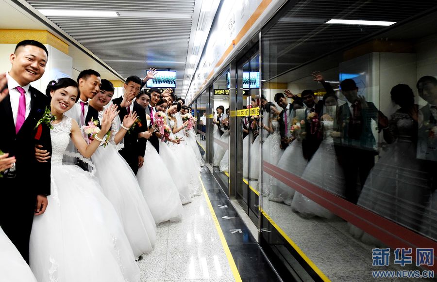 22 Zhengzhou metro employees wed in newly built subway