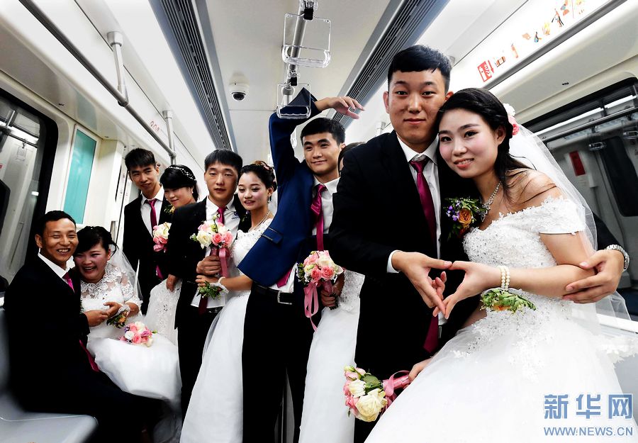 22 Zhengzhou metro employees wed in newly built subway