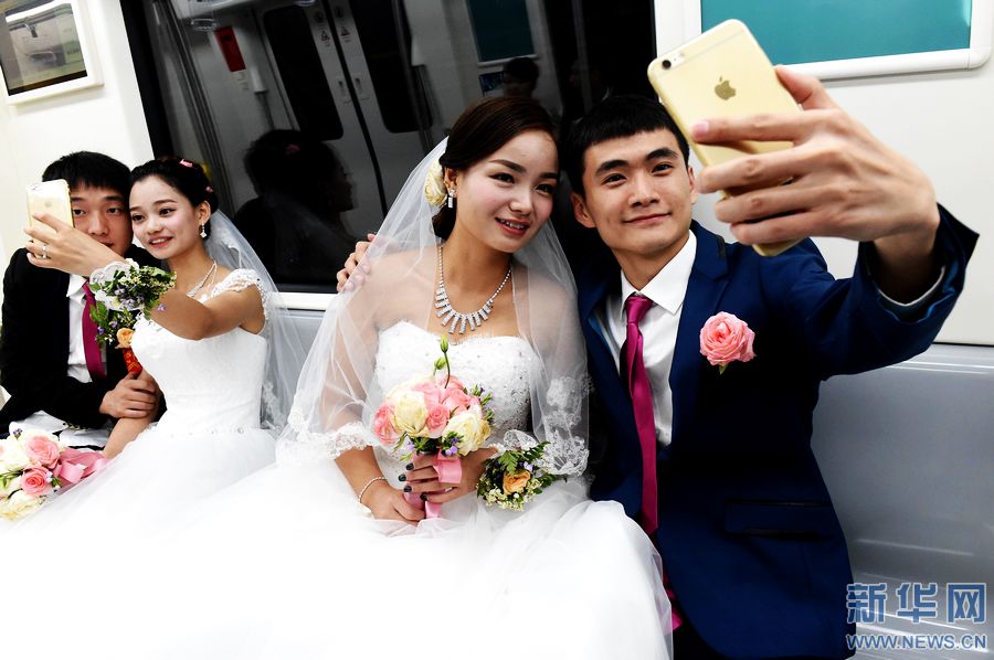 22 Zhengzhou metro employees wed in newly built subway