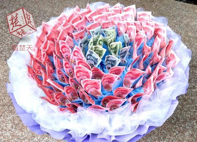 Man offers girlfriend 9,999.99-yuan cash bouquet for Qixi Festival