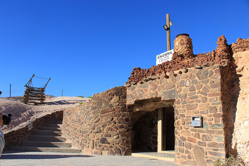 Explore the underground city along the historic path: Ummona Opal Mine &Museum