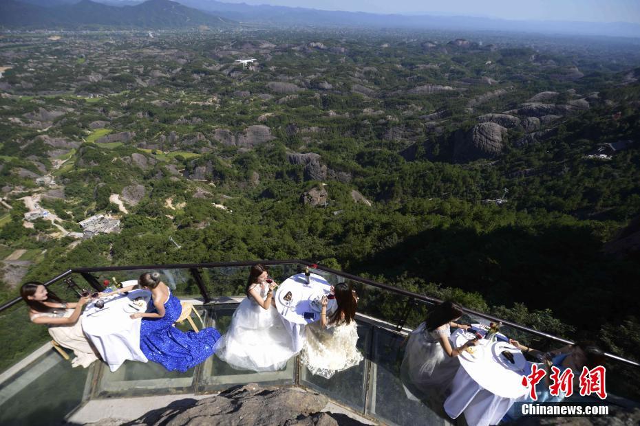 Take a sip of wine at the glass skywalk in Hunan