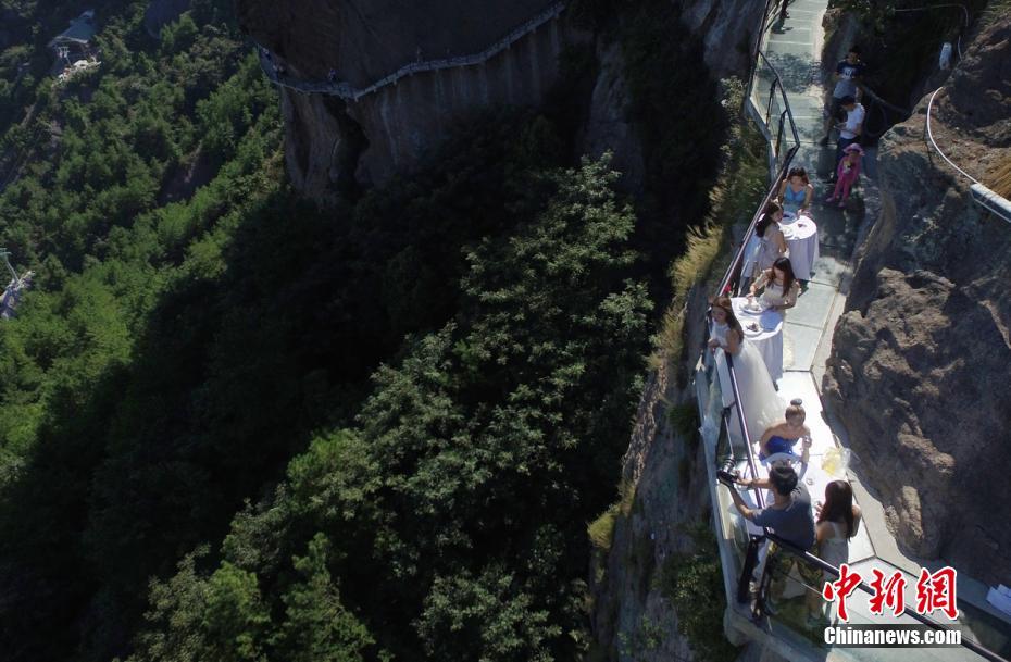 Take a sip of wine at the glass skywalk in Hunan