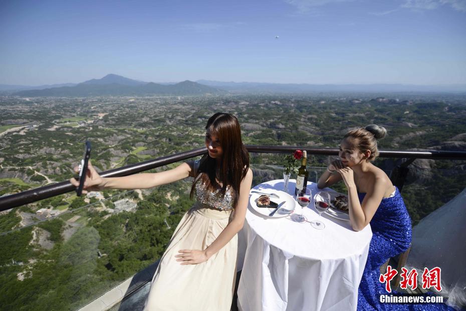 Take a sip of wine at the glass skywalk in Hunan