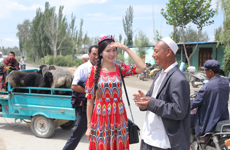 Uyghur village official models for melon harvest