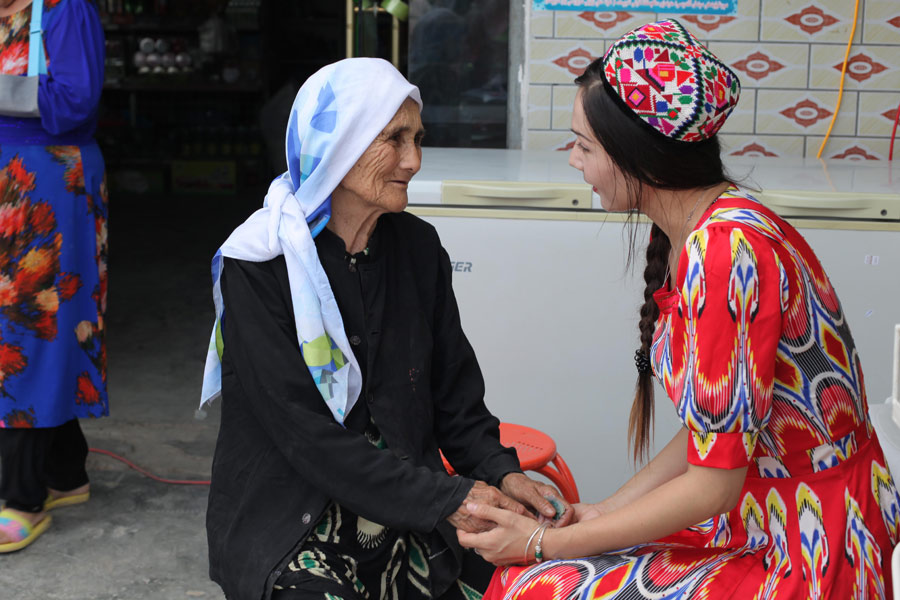 Uyghur village official models for melon harvest