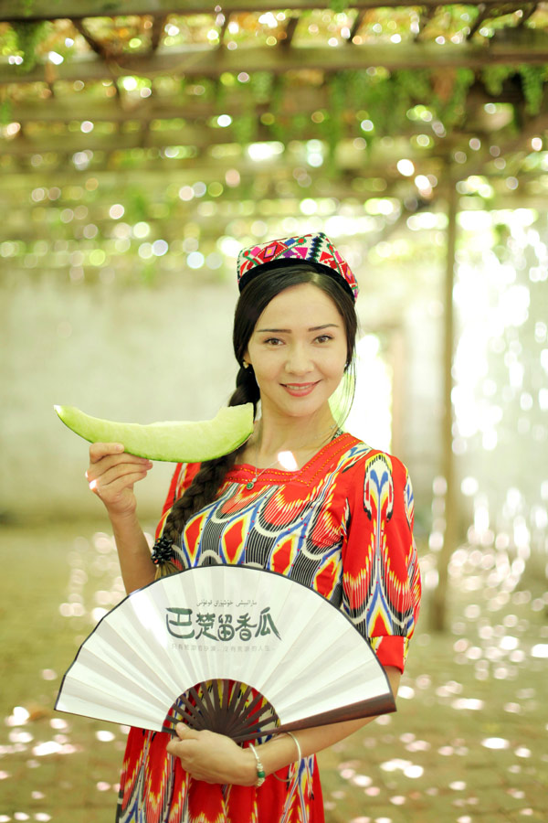 Uyghur village official models for melon harvest