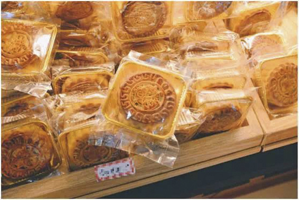 Special mooncakes distributed by Shanghai universities 