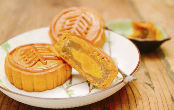 Special mooncakes distributed by Shanghai universities 