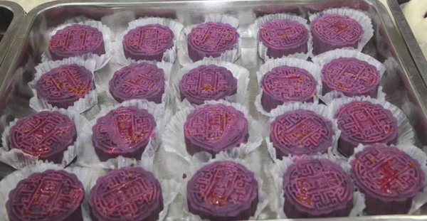 Special mooncakes distributed by Shanghai universities 