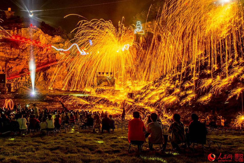 Traditional Chinese molten iron 'fireworks'