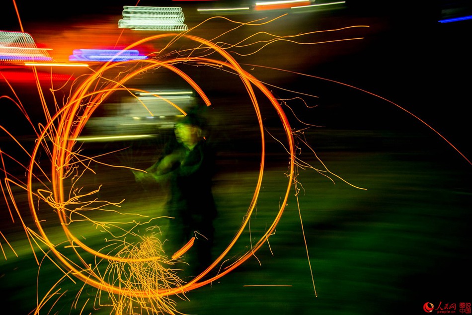 Traditional Chinese molten iron 'fireworks'