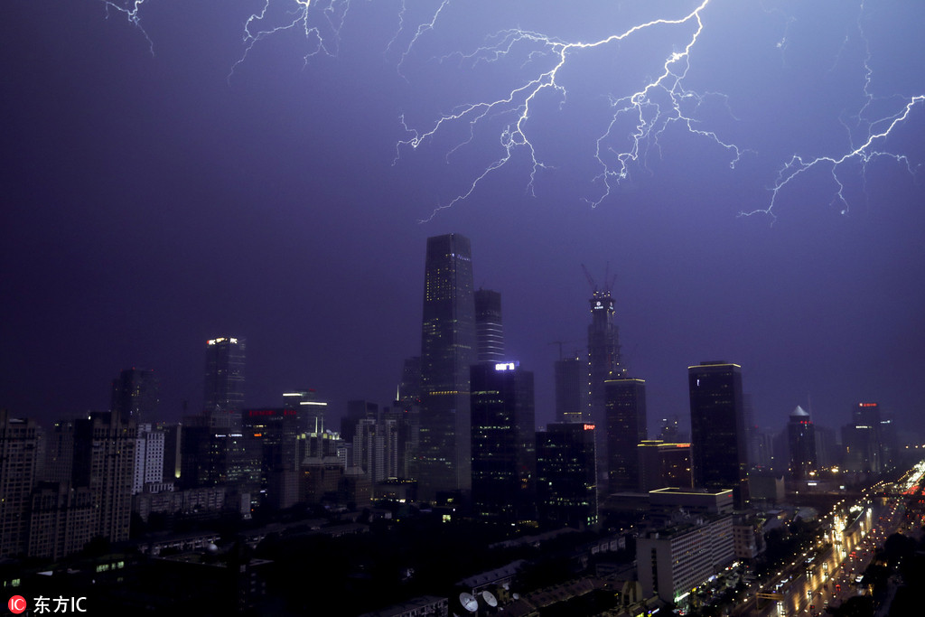 Incredible images of lightning strikes in Beijing