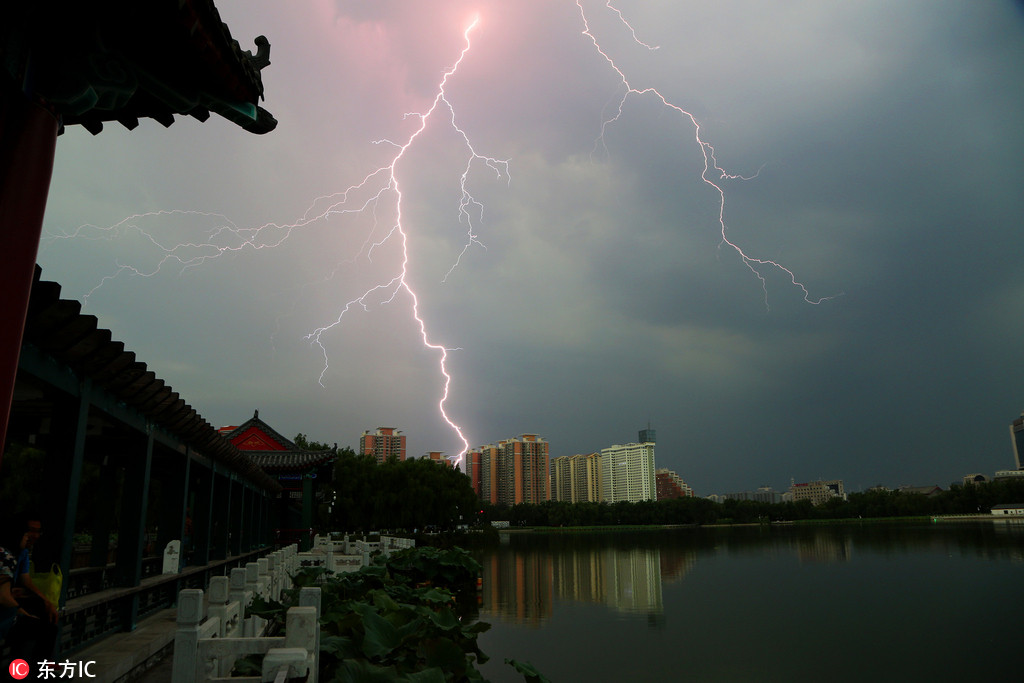 Incredible images of lightning strikes in Beijing