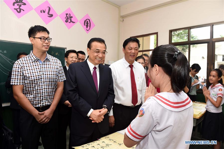 Chinese premier visits Chinese-language school in Laos