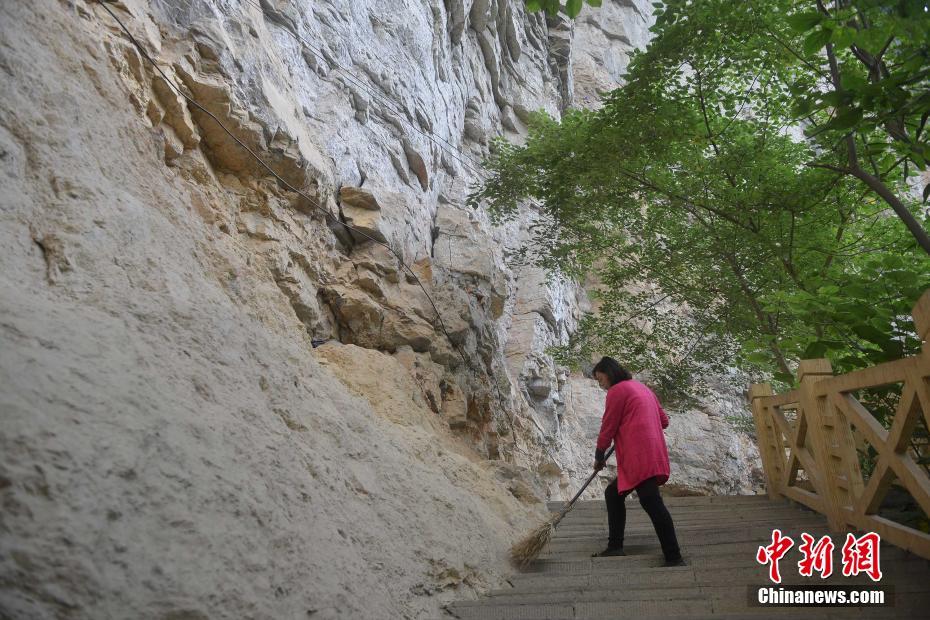 Couple lives on cliff for over two decades