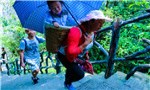 Child-carrying porters make a hard-earned living in Hubei’s Enshi Grand Canyon Scenic Spot