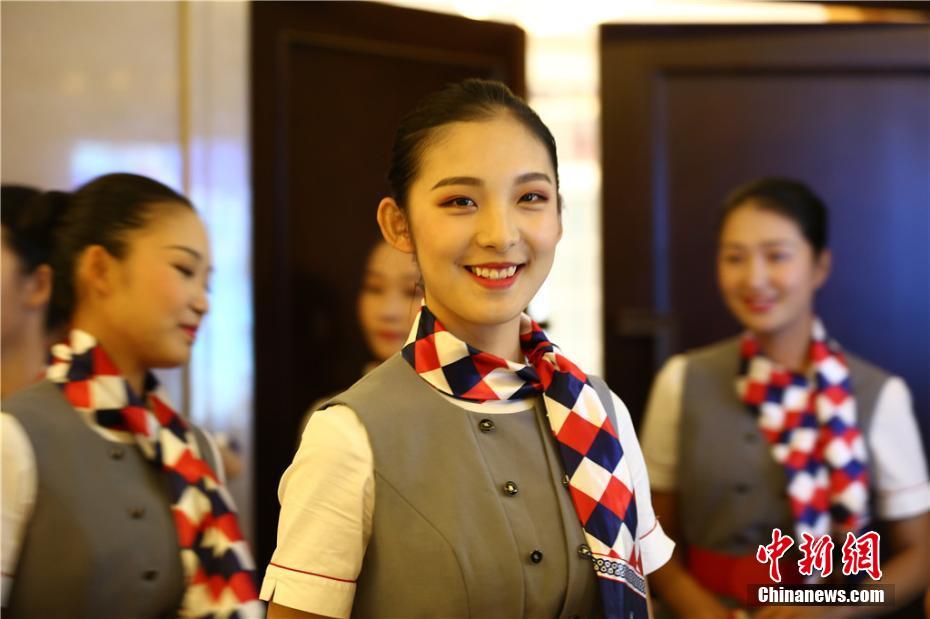 Coeds compete for flight attendant jobs in Sichuan