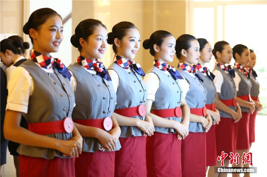 Coeds compete for flight attendant jobs in Sichuan