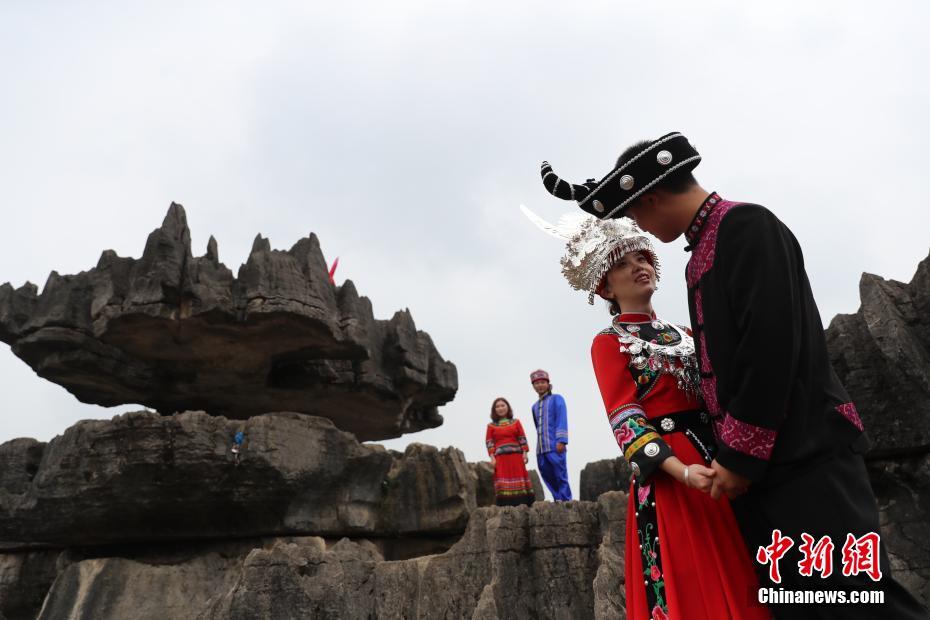 Traditional Miao wedding held in Chongqing