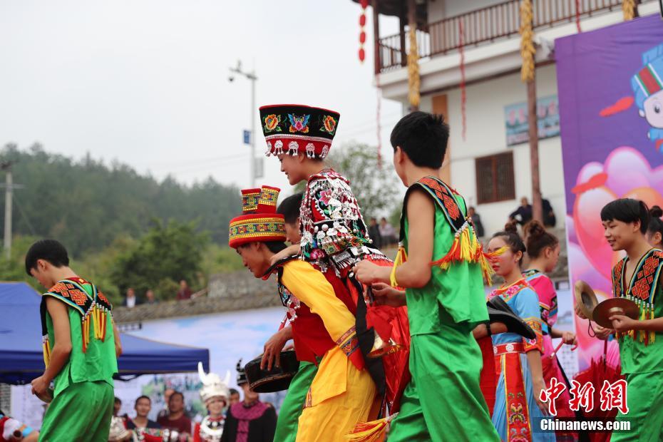 Traditional Miao wedding held in Chongqing