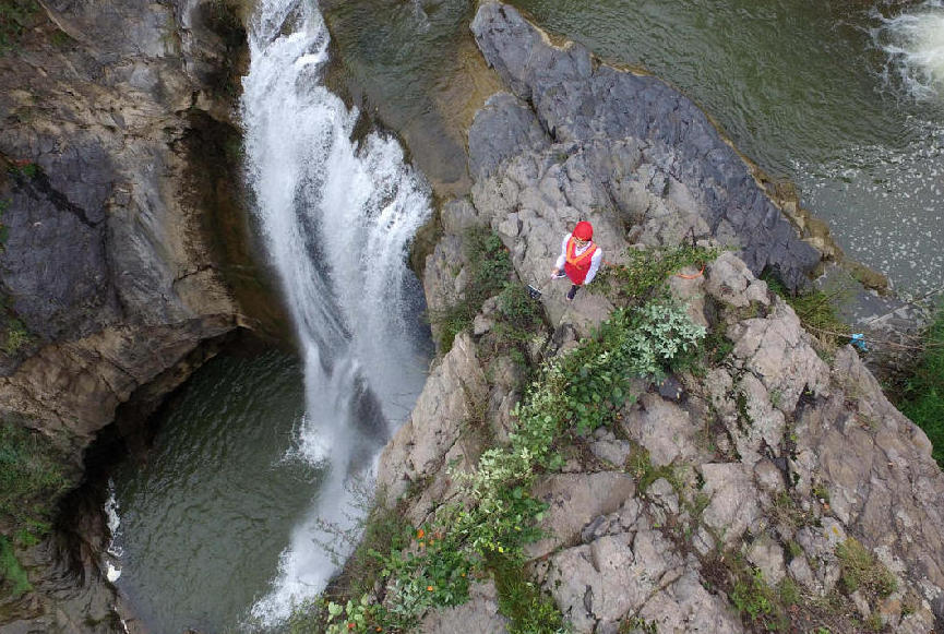 Future flight attendants broadcast physique training on cliff