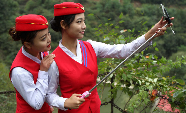 Future flight attendants broadcast physique training on cliff