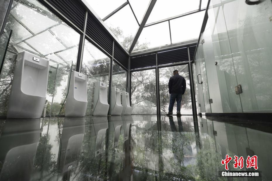 Glass bathroom opens for use in Changsha