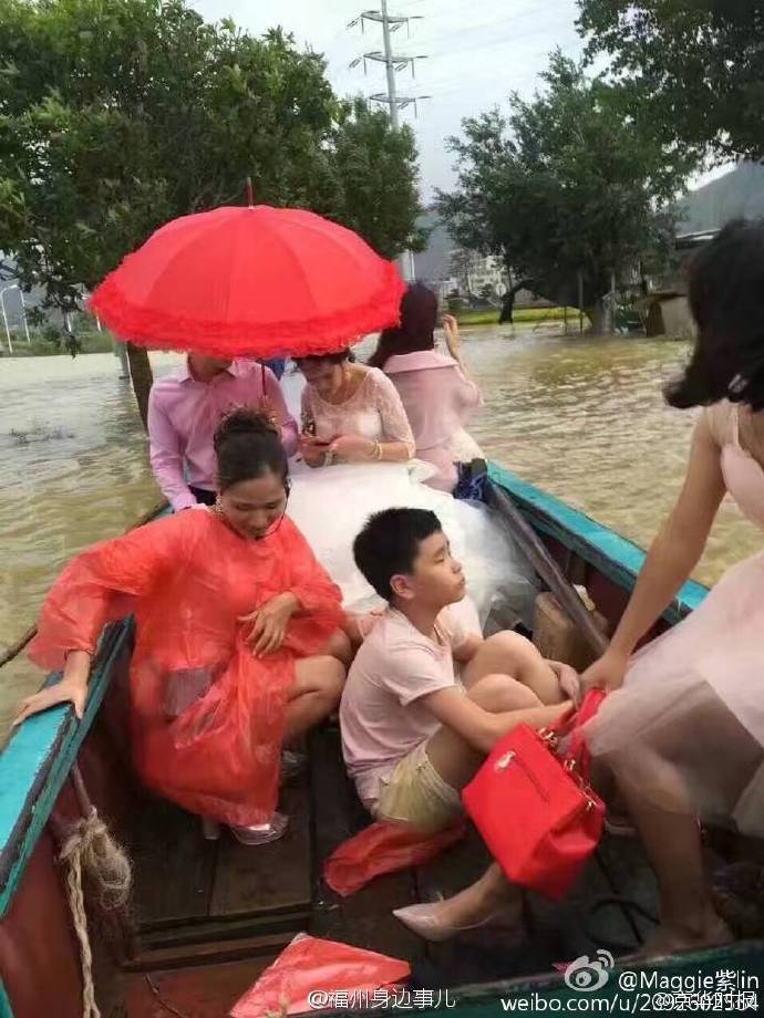 Couple holds wedding in midst of typhoon