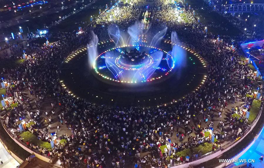  The night scene of the musical fountain has attracted many visitors during the National Day holidays