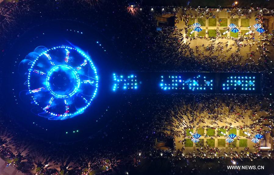  The night scene of the musical fountain has attracted many visitors during the National Day holidays