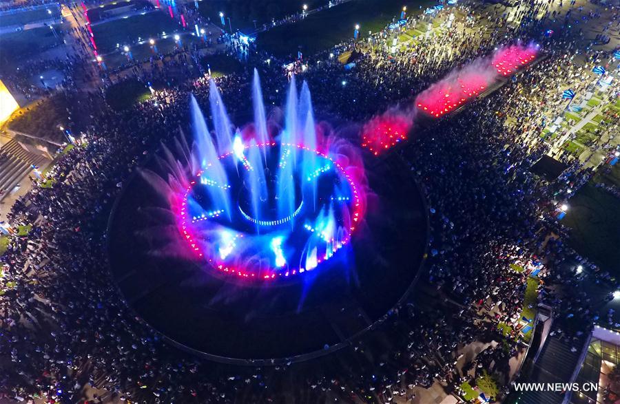  The night scene of the musical fountain has attracted many visitors during the National Day holidays