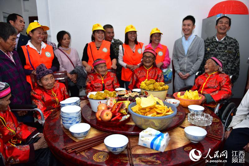 Birthday party for centenarians held in Jiangxi