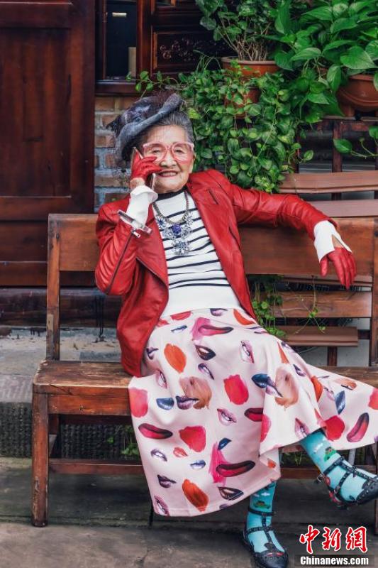 Fashionable photos of nonagenarians hit the Internet