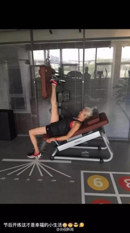 Fitness training helps 71-year-old granny become healthy fashion icon