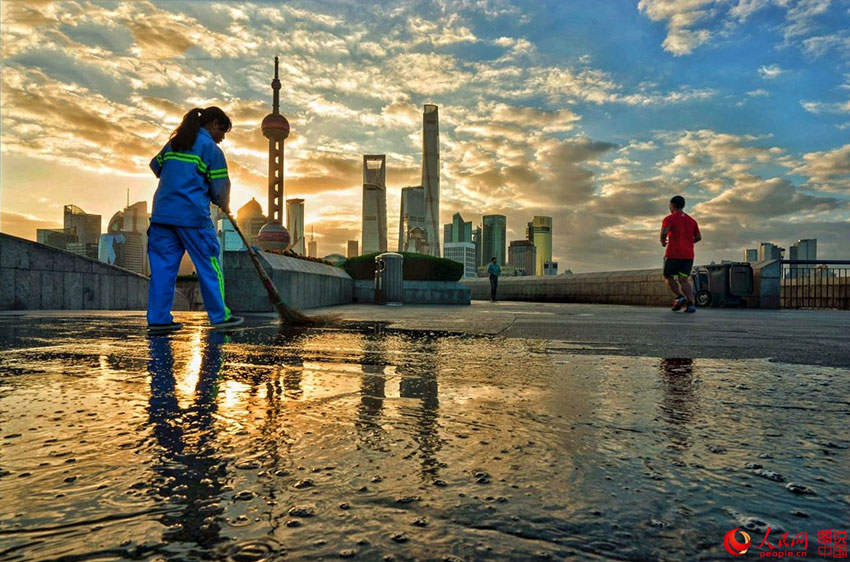 Sunrise over Shanghai's Bund