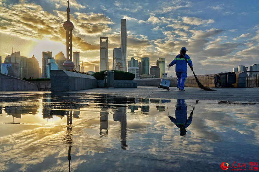 Sunrise over Shanghai's Bund