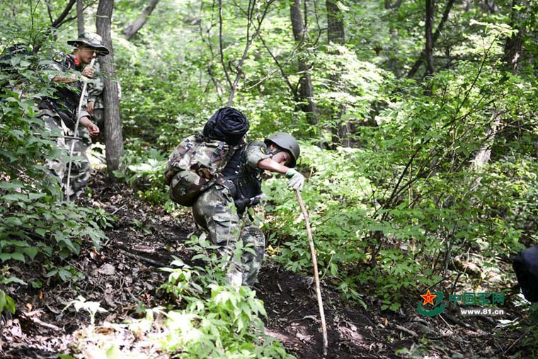 Armed police undergo 'devil training' in Beijing