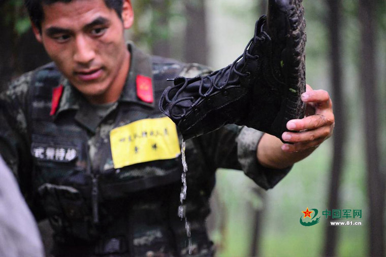 Armed police undergo 'devil training' in Beijing