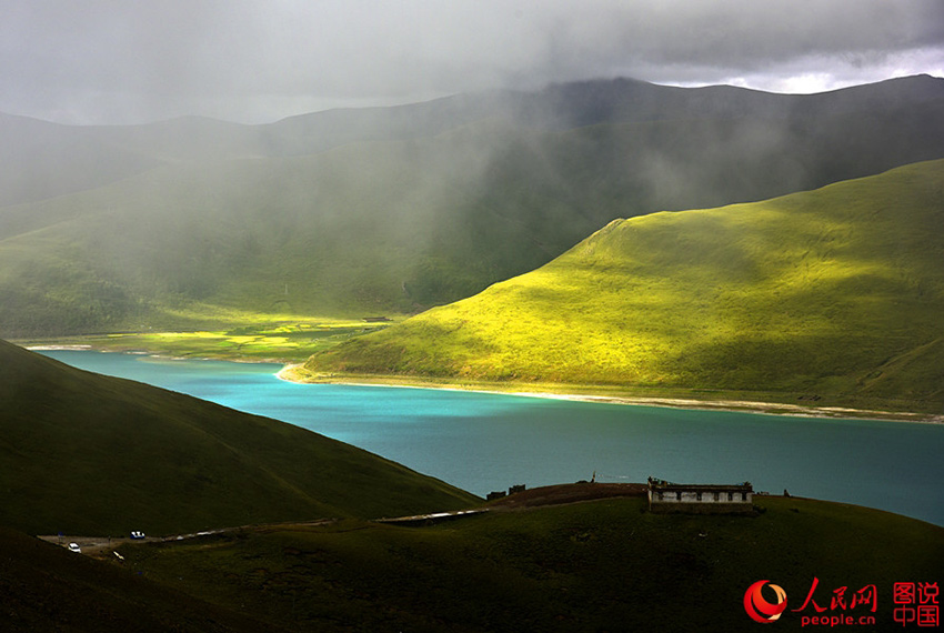 Scenery of Yamdroktso Lake in Tibet