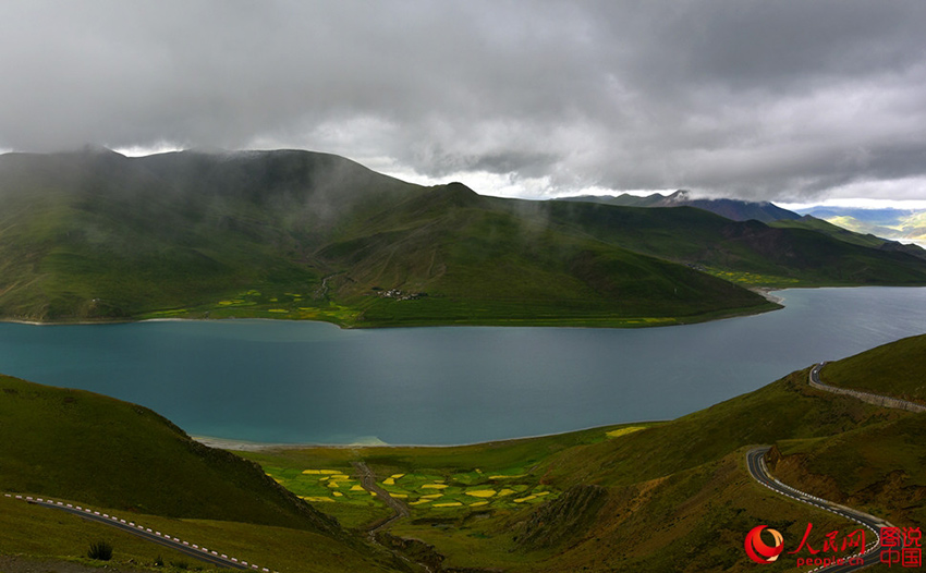 Scenery of Yamdroktso Lake in Tibet